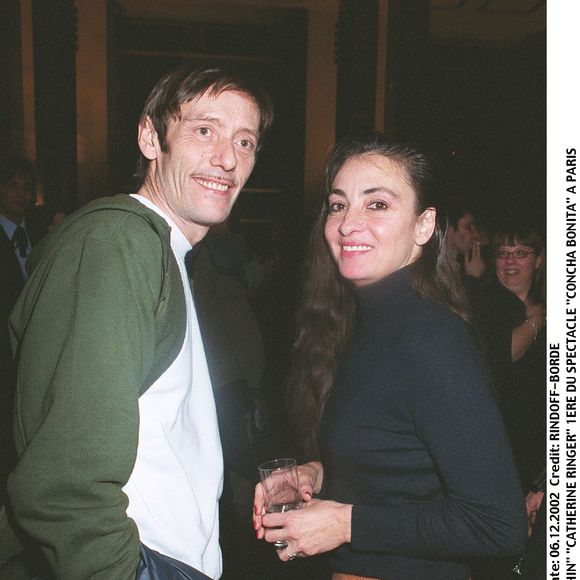 De cet amour fusionnel, lui restait par ailleurs leurs trois enfants, qui baignent aujourd'hui tous dans la sphère artistique. 

"Fred Chichin" "Catherine Ringer" 1ère du spectacle "Concha Bonita" à Paris "plan américain" verre