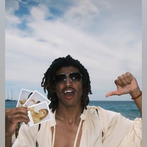 Henry Samuel en a d'ailleurs profité pour faire quelques photos en solo devant la plage, toujours pour la marque Magnum.

Photo Instagram d'Henry Samuel, le fils d'Heidi Klum.