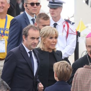 Sébastien Lecornu, Premier ministre, la Première dame Brigitte Macron - Les célébrités lors de la grande messe du pape Leon XIV sur la place de la Concorde à Paris, le 26 septembre 2026. Entre l’avenue des Champs-Elysées et la place de la Concorde, 700.000 fidèles et curieux, venus des quatre coins du globe, se sont rassemblés pour participer à la messe célébrée par le Saint Père. Le voyage apostolique, du 25 au 28 septembre 2026, se poursuivra à Lourdes et Metz. © Jacovides / Moreau / Bestimage