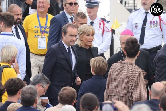 Sébastien Lecornu, Premier ministre, la Première dame Brigitte Macron - Les célébrités lors de la grande messe du pape Leon XIV sur la place de la Concorde à Paris, le 26 septembre 2026. Entre l’avenue des Champs-Elysées et la place de la Concorde, 700.000 fidèles et curieux, venus des quatre coins du globe, se sont rassemblés pour participer à la messe célébrée par le Saint Père. Le voyage apostolique, du 25 au 28 septembre 2026, se poursuivra à Lourdes et Metz. © Jacovides / Moreau / Bestimage
