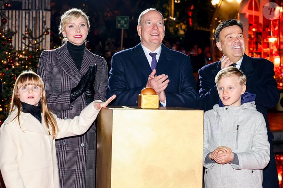 "Elle s'investit de plus en plus avec la Croix-Rouge aussi. Concernant sa passion pour le rugby, que je comprends, elle a grandi dans une famille très proche de différents clubs et ce sport est très présent dans la culture sud-africaine".

Le prince Albert II de Monaco et la princesse Charlène, avec leurs enfants, les jumeaux princiers, Jacques et Gabriella, ont donné le coup d'envoi des illuminations de la SBM, sur la Place du Casino de Monaco, le 30 novembre 2024.© Claudia Albuquerque/Bestimage