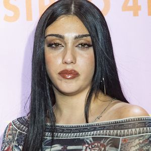 Cette anecdote amusante est restée gravée dans la mémoire de Jean-Pierre Foucault, qui la raconte encore aujourd’hui.
Lourdes Leon porte une robe transparente au photocall de la soirée Vogue Fashion à Madrid le 21 septembre 2023. © Action Press / Bestimage