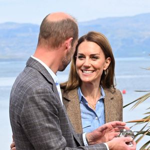 Le prince et la princesse de Galles, connus sous le nom de duc et duchesse de Rothesay lorsqu'ils sont en Écosse, discutent avec un habitant lors d'une visite d'un marché artisanal pour rencontrer certains des fabricants et créateurs de l'île, dans la ville de Tobermory sur l'île de Mull.  29 avril 2025. Photo par Hussein Zak/Splash News/ABACA