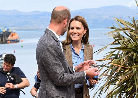 Le prince et la princesse de Galles, connus sous le nom de duc et duchesse de Rothesay lorsqu'ils sont en Écosse, discutent avec un habitant lors d'une visite d'un marché artisanal pour rencontrer certains des fabricants et créateurs de l'île, dans la ville de Tobermory sur l'île de Mull.  29 avril 2025. Photo par Hussein Zak/Splash News/ABACA