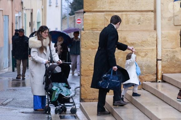 Ses parents, Marie et Colomban Soleil, qui avait laissé leur fils en vacances au Haut-Vernet chez ses grands-parents avant le drame
Marie et Colomban Soleil, les parents de Emile - Obsèques du petit Emile à la basilique Sainte-Marie-Madeleine de Saint-Maximin-la-Sainte-Baume dans le Var le 8 février 2025
© Franz Chavaroche / Bestimage
