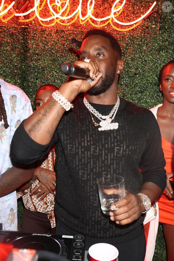 Les fameuses "nuits d’hôtels" faisaient partie de celui-ci, ainsi que les 10 000 euros mensuels versés à Jade par le rappeur.

Sean 'Diddy' Combs - Sean 'Diddy' Combs et ses 2 fils Justin et Quincy Combs lors d’une fête dans leur résidence de Malibu à Los Angeles, le 5 juillet 2021 © Backgrid USA / Bestimage