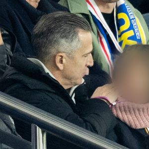 Guillaume Canet et ses enfants Marcel et Louise dans les tribunes du match de qualification de la Coupe du monde 2026 entre la France contre l'Ukraine (4-0) au Parc des Princes à Paris le 13 novembre 2025. © Cyril moreau/Bestimage
