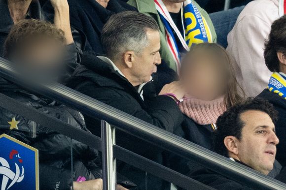 Guillaume Canet et ses enfants Marcel et Louise dans les tribunes du match de qualification de la Coupe du monde 2026 entre la France contre l'Ukraine (4-0) au Parc des Princes à Paris le 13 novembre 2025. © Cyril moreau/Bestimage