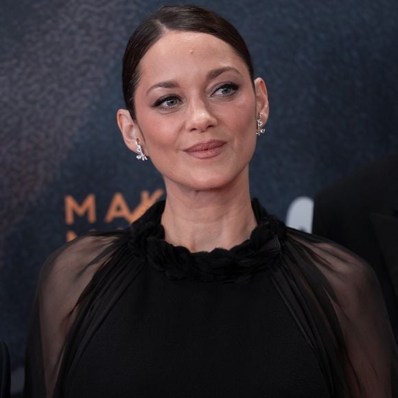 La scène de la mort de son personnage, pointée du doigt comme "mal jouée", avait suscité de nombreuses moqueries à travers le monde.

Marion Cotillard à la présentation du film "7h40 ce matin là" au 74ème Festival du Film de Saint-Sébastien, le 24 septembre 2026. 

© Bestimage