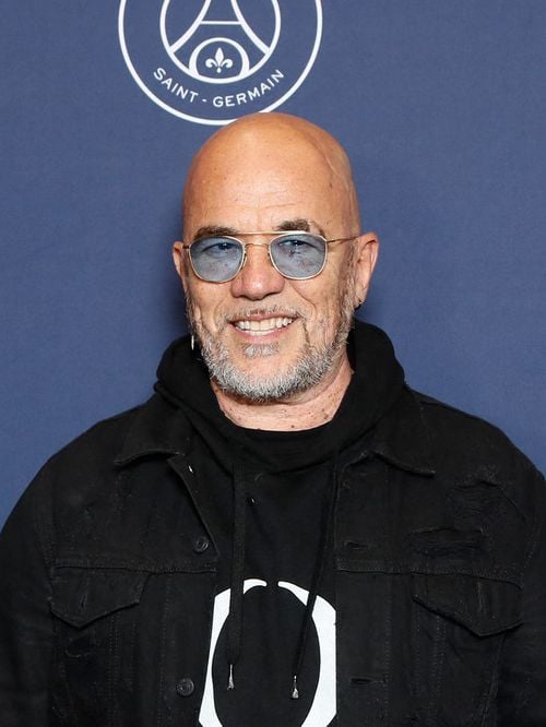 Pascal Obispo sommé de sortir de sa maison en pleine nuit : "Tout va bien se passer et à 4h30 on nous réveille"
