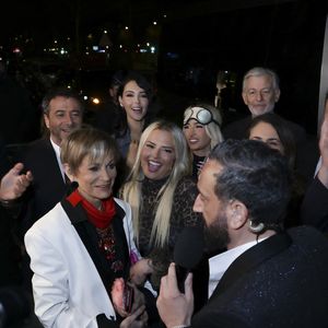 Exclusif - Nabilla et Thomas Vergara, Isabelle Morini-Bosc, Kelly Vedovelli, Cyril Hanouna, Raymond Aabou, Gilles Verdez, Polska, Bernard Montiel, Valérie Bénaïm, Guillaume Genton, Géraldine Maillet - Les chroniqueurs et les invités quittent la dernière émission "Touche pas à mon poste" (TPMP) en bus pour se rendre devant le siège du groupe M6 à Neuilly-sur-Seine le 27 février 2025. © Jack Tribeca/Bestimage