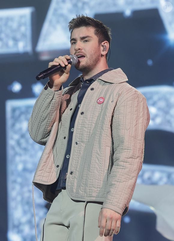 A savoir Julien Lieb.

Exclusif - Julien Lieb lors du concert du gala de Noël de l'association Tout le monde contre le cancer fête ses 20 ans diffusé le 24 décembre sur M6 à l'Adidas Aren Porte de la Chapelle à Paris, France, le 4 décembre 2025. © Coadic Guirec/Bestimage