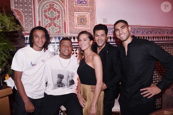 Exclusif - Kylian Mbappé, son frère Ethan (à droite), Mélissa Theuriau, son mari Jamel Debbouze et Achraf Hakimi à l'after-party de la soirée du grand gala du "Marrakech du Rire 2022" pour la 10ème édition à l'hôtel Selman de Marrakech, Maroc, le 18 juin 2022. Rachid Bellak/Bestimage