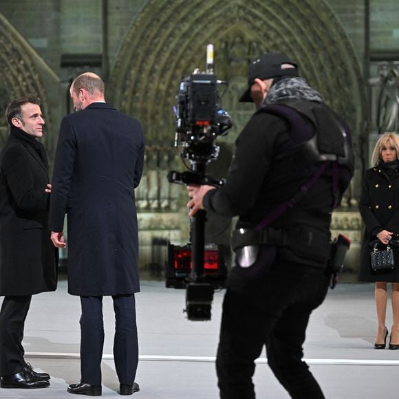 Le président français, Emmanuel Macron, le prince britannique William, prince de Galles, et Brigitte Macron assistent à la cérémonie de bienvenue lors de la réouverture officielle de la cathédrale Notre-Dame de Paris, en France, le 7 décembre 2024, après plus de cinq ans de travaux de reconstruction à la suite de l'incendie d'avril 2019. Eliot Blondet/Pool/Bestimage