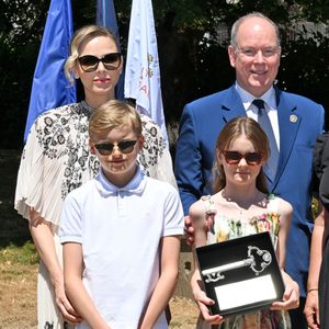 La plaque dévoilée rappelle l’attachement des Grimaldi au Cantal depuis 1643, mentionnant Gabriella, ses parents et son frère présents ce 9 juillet 2025.

Le prince Albert II de Monaco, la princesse Charlène de Monaco, le prince Jacques de Monaco, marquis des Baux, et la princesse Gabriella de Monaco, comtesse de Carladès, ont été accueillis à Vic-sur-Cère, dans le Cantal, en France, le 9 juillet 2025. © Bruno Bebert/Bestimage