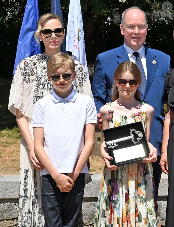 La plaque dévoilée rappelle l’attachement des Grimaldi au Cantal depuis 1643, mentionnant Gabriella, ses parents et son frère présents ce 9 juillet 2025.

Le prince Albert II de Monaco, la princesse Charlène de Monaco, le prince Jacques de Monaco, marquis des Baux, et la princesse Gabriella de Monaco, comtesse de Carladès, ont été accueillis à Vic-sur-Cère, dans le Cantal, en France, le 9 juillet 2025. © Bruno Bebert/Bestimage