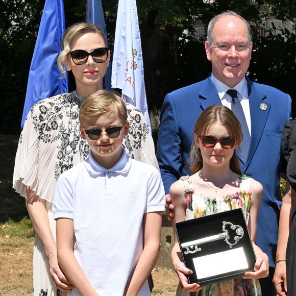 La plaque dévoilée rappelle l’attachement des Grimaldi au Cantal depuis 1643, mentionnant Gabriella, ses parents et son frère présents ce 9 juillet 2025.

Le prince Albert II de Monaco, la princesse Charlène de Monaco, le prince Jacques de Monaco, marquis des Baux, et la princesse Gabriella de Monaco, comtesse de Carladès, ont été accueillis à Vic-sur-Cère, dans le Cantal, en France, le 9 juillet 2025. © Bruno Bebert/Bestimage
