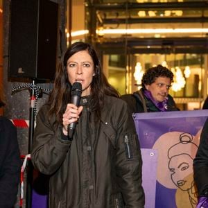 Anna Mouglalis - Rassemblement en face de l'Olympia à initiative de la CGT spectacle à l’occasion de la 49ème édition de la cérémonie des César 2024 contre les violences sexistes et sexuelles dans le monde du cinéma, suite aux différentes prises de paroles. Paris le 23 février 2024.
© Pierre Perusseau / Bestimage