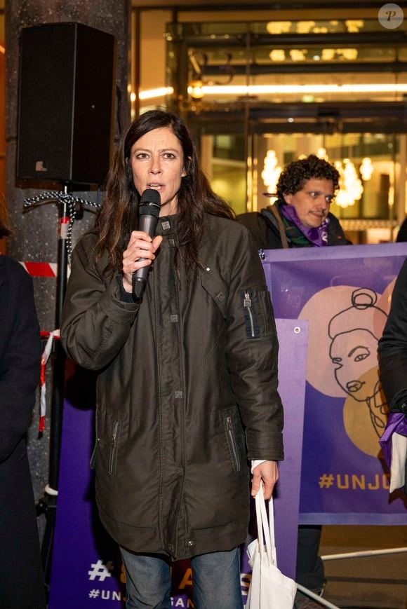 Anna Mouglalis - Rassemblement en face de l'Olympia à initiative de la CGT spectacle à l’occasion de la 49ème édition de la cérémonie des César 2024 contre les violences sexistes et sexuelles dans le monde du cinéma, suite aux différentes prises de paroles. Paris le 23 février 2024.
© Pierre Perusseau / Bestimage