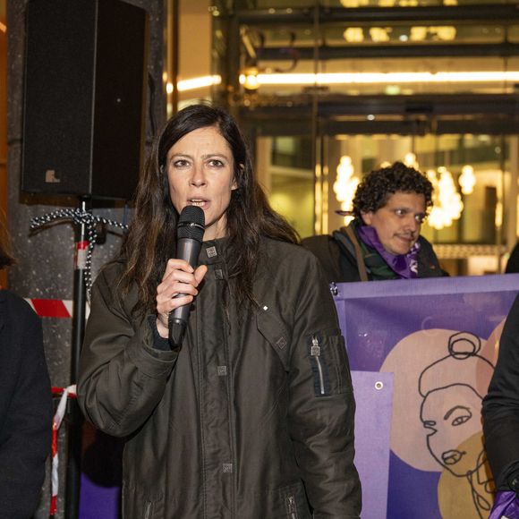 Anna Mouglalis - Rassemblement en face de l'Olympia à initiative de la CGT spectacle à l’occasion de la 49ème édition de la cérémonie des César 2024 contre les violences sexistes et sexuelles dans le monde du cinéma, suite aux différentes prises de paroles. Paris le 23 février 2024.
© Pierre Perusseau / Bestimage