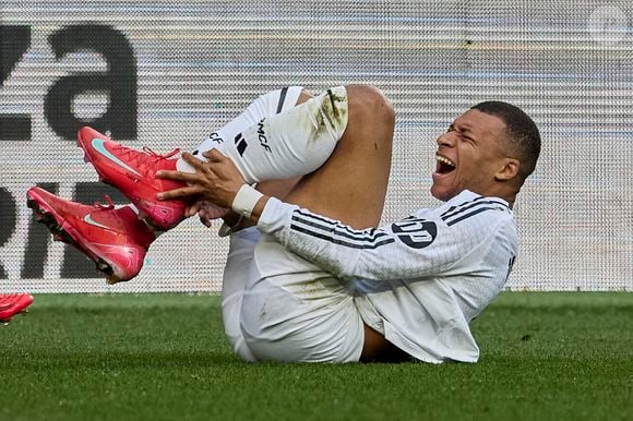 Kylian Mbappé réclame 55 millions d’euros au motif de salaires et primes impayées

Kylian Mbappe lors du match entre Osasuna et le Real Madrid le 14 février 2025.  © Ruben Albarran/ZUMA Press Wire/Bestimage