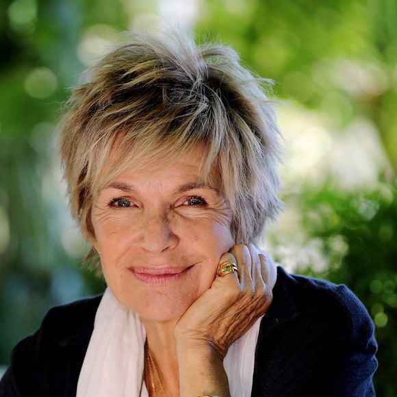 Personne n'a oublié Véronique Jannot. L'incontournable comédienne et chanteuse a cartonné sur le petit écran avec les séries "Pause Café" ou "Madame le consul", et vendu des vinyles par palettes, grâce aux succès des morceaux "Désir, désir" ou "Aviateur".

Exclusif - Rendez-vous avec l'actrice française Véronique Jannot, sur la plage des Sablettes, à La Seyne-sur-Mer. © Franz Chavaroche/Nice Matin/Bestimage