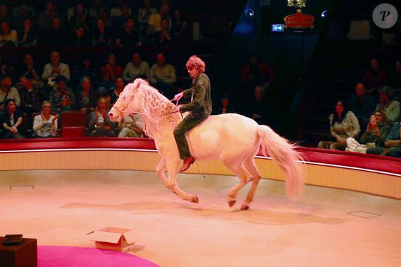 Exclusif - Alex Lutz et son cheval Mimo lors de la Première représentation de son Spectacle « Sexe, grog et rocking chair », au Cirque d'hiver à Paris, France, le 4 Avril 2025.  © Bertrand Rindoff/Bestimage