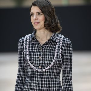 Un rendez-vous qui attire de grandes stars et où chic et convivialité font la paire : Charlotte Casiraghi avait d'ailleurs opté pour une robe parme Chanel dont elle est l'une des ambassadrices
Charlotte Casiraghi au photocall du défilé Chanel Mode Féminine Prêt-À-Porter Automne/Hiver 2025-2026 lors de la Fashion Week de Paris (PFW) au Grand Palais, à Paris, France, le 11 mars 2025. © Olivier Borde/Bestimage
