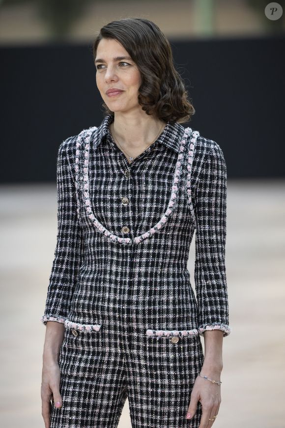 Un rendez-vous qui attire de grandes stars et où chic et convivialité font la paire : Charlotte Casiraghi avait d'ailleurs opté pour une robe parme Chanel dont elle est l'une des ambassadrices
Charlotte Casiraghi au photocall du défilé Chanel Mode Féminine Prêt-À-Porter Automne/Hiver 2025-2026 lors de la Fashion Week de Paris (PFW) au Grand Palais, à Paris, France, le 11 mars 2025. © Olivier Borde/Bestimage