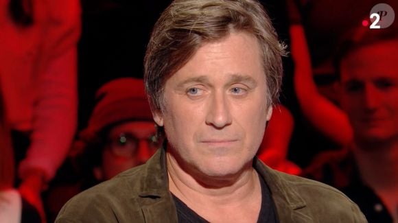 Thomas Dutronc face à Nagui sur le plateau de Taratata - France 2 (Capture d'écran).