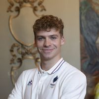 Léon Marchand parti à des milliers de kilomètres de la France : le nageur s’essaye à une nouvelle activité sportive entouré de champions