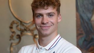 Léon Marchand parti à des milliers de kilomètres de la France : le nageur s’essaye à une nouvelle activité sportive entouré de champions