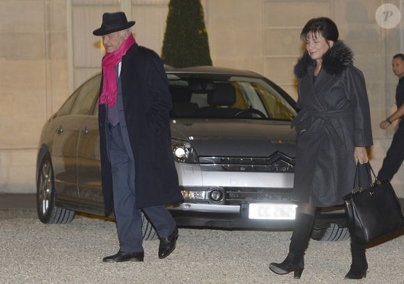 Pierre Nora et Anne Sinclair arrivent au Palais de l'Elysee a Paris le 9 decembre 2013. L'historien Pierre Nora a ete decore Grand officier de la Legion d'honneur par le president Francois Hollande. © AGENCE / BESTIMAGE
