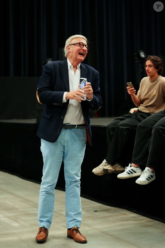 "Je vous demanderai svp de ne plus écrire pour me demander comment je me sens. C’est adorable, mais étant bien élevé, je me sens obligé de répondre et du coup, épuisement."

Olivier Lejeune lors de la 3ème édition du Festi'Aubagne, festival populaire de rencontres avec les comédiens et professionnels du petit et grand écran et de la scène, à l'Espace des Libertés à Aubagne le 30 mars 2025.

© Anne-Sophie Guebey / Bestimage