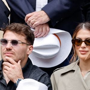 Antoine Dupont et sa compagne Iris Mittenaere en tribunes lors de la finale messieurs des Internationaux de France de Tennis de Roland Garros 2025 (jour 15), à Paris, France, le 8 juin 2025. © Cyril Moreau/Bestimage