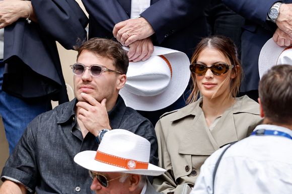 Antoine Dupont et sa compagne Iris Mittenaere en tribunes lors de la finale messieurs des Internationaux de France de Tennis de Roland Garros 2025 (jour 15), à Paris, France, le 8 juin 2025. © Cyril Moreau/Bestimage