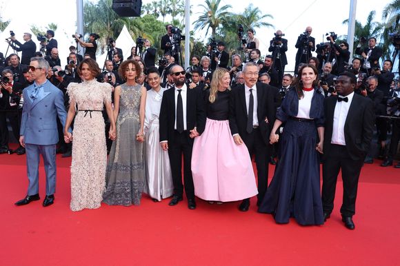 Les membres du jury Jeremy Strong, Halle Berry, Leila Slimani, Payal Kapadia, Carlos Reygadas, Alba Rohrwacher, Hong Sang-soo, la présidente du jury Juliette Binoche et Dieudo Hamadi assistent au tapis rouge de la cérémonie de clôture du 78e Festival de Cannes au Palais des Festivals le 24 mai 2025 à Cannes, France. Photo by Jerome Domine/ABACAPRESS.COM