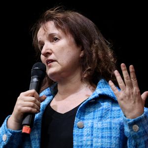Ce dimanche, Anne Roumanoff était l'invitée de "On refait la télé" sur RTL, où elle a évoqué l’émission LOL : qui rit, sort !.

L'humoriste Anne Roumanoff participe à un rassemblement contre l'extrême droite, place de la République à Paris © Stéphane Lemouton / Bestimage