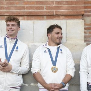 Léon Marchand, Antoine Dupont, Nelson Epée - Les Toulousains ont accueilli avec ferveur les athlètes de la Ville rose et de ses alentours, après leur performance aux Jeux Olympiques de Paris 2024 sur la place du Capitole le 18 septembre 2024. © Frédéric Maligne/Bestimage