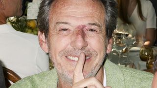 La vie de Jean-Luc Reichmann avant la gloire : "Personne ne le sait", ce métier peu commun que l'animateur a exercé avant la télé