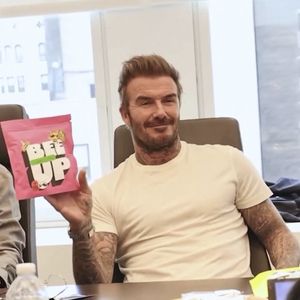 Mais la star du foot garde le sourire et continuent les affaires

David Beckham faisant la promotion d'une marque de bonbons naturels et énergisants Bee up dont il est partenaire.
©Photo Press Service / BESTIMAGE