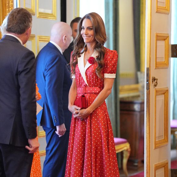 Côté accessoires, elle avait opté pour un sac Miu Miu en daim rouge, assorti à des escarpins de la même couleur, signé Gianvito Rossi.

La princesse de Galles lors d'une réception organisée par Cancer Research UK à l'occasion du 125e anniversaire de l'organisation caritative, au St James's Palace, à Londres. 

©Bestimage