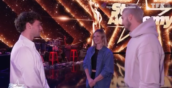 Théo découvre qu’il devra réaliser un duo de danse aérien avec des sangles suspendues.

Capture Quotidienne Star Academy - TFX