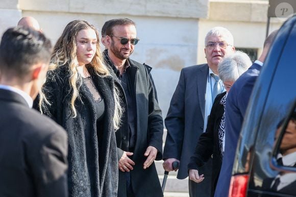 Le veuf Michel Ferracci, Milla Savarese, la fille de la défunte, Daniel Dequenne, le père de la défunte à la sortie des obsèques d'Emilie Dequenne au cimetière Père Lachaise à Paris, France, le 26 mars 2025. © Cyril Moreau/Bestimage