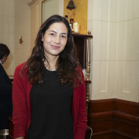 Comme une vague qui emporte le passé, Line Papin semble désormais prête à accueillir le renouveau.

Line Papin  - Remise du Prix Vins et Livres aux Deux Magots à Paris, France, le 11 mars 2024.
28ème édition des Journées Nationales des Journées du Livre et du Vin :
7 lauréats 2024 dévoilés

Alors que la Ville de Saumur s’apprête à accueillir la 28ème édition des Journées du Livre et du Vin, se réunissait aujourd’hui l’ensemble des jurés des différents prix littéraires au Café des Deux Magots, l’emblématique Café littéraire de Saint-Germain-des-Prés. Autrefois fréquenté par des écrivains et des poètes de renom, Les Deux Magots perpétue ainsi son héritage culturel et littéraire, offrant un cadre idéal pour célébrer l’Ivresse Littéraire.
 
C’est ainsi que 7 lauréats ont été annoncés par les représentants de chaque prix : « Le carnaval sauvage », de Pierre de Cabissole a remporté le Prix Jean-Claude Brialy (Ville de Saumur) pour un premier roman salué presqu’à l’unanimité par tous les jurés dont Yann Queffélec, Brigitte Fossey, Bernard Werber et Chloé Lambert.
Pierre Bonte, co-président du Prix, en précisant que tous les livres sélectionnés étaient de grande qualité, a quant à lui révélé la lauréate du Prix Hervé Bazin (Département de Maine-et-Loire) en la personne de Jennifer Lesieur pour « Rose Valland, l’espionne à l’œuvre » en soulignant que ce récit restitue formidablement un personnage très important de l’histoire pour avoir sauvé et récupéré plus de 60000 œuvres d’art spoliés par les nazis pendant l’occupation.

Le monde de la gastronomie et du vin a été aussi distingué par le Prix Jean Carmet, qui récompense un ouvrage consacré aux plaisirs gourmands et/ou au vin. Pour ce cru 2024, il a été décerné à Pierre-Yves Quiviger pour son livre « Une philosophie du vin » (Albin Michel), un véritable coup de cœur des jurés, dont Bruno Quenioux, porte-parole, a indiqué que le livre « remet le vin au centre de notre civilisation ».
Le prix Claude Chabrol 2024, qui récompense un roman noir adaptable au cinéma, a quant à lui été attribué à Hervé Paolini pour « La mort porte conseil » par Dominique Besnehard, président du prix, qui a souligné que grâce à ce prix, de nouveaux films de veine chabrolienne naissent. En effet, « Je suis la maman du bourreau » de David Lelait-Helo primé en 2022 vient d’être adapté et réalisé. Il sera diffusé prochainement à la télévision.
Nelson Monfort, président du Prix Antoine Blondin, a annoncé le lauréat : Il s’agit d’Etienne Bonamy pour « Les forcés de la route », « un récit très bien écrit qui restitue une période historique du tour de France en 1942 sous l’occupation ».
Par ailleurs, Jean-Maurice Belayche, organisateur de l’évènement, a annoncé, aux côtés de Philippe Méaille, fondateur du Château de Montsoreau - Musée d’Art Contemporain, que le Prix François Morellet 2024, présidée par Danièle Morellet, a été attribué à Laurent Le Bon, président actuel du Centre Georges Pompidou, pour son engagement exceptionnel dans l’art contemporain.
Le « Prix René Monory » (créé en 2023 par Michèle Monory à l’occasion du centenaire de la naissance de son père René Monory) a été rebaptisé, avec l’accord de ses enfants, « Prix René et Michèle Monory » (Michèle faisait partie des victimes du crash aérien aux côtés du journaliste Gérard Leclerc en août 2023). Ce prix, qui honore un livre sur la transmission, a été annoncé par son nouveau président, Jamy Gourmaud (premier lauréat en 2023), et décerné à Etienne Klein pour « Courts-circuits ».
Enfin, pour la première fois cette année, un vigneron et de fait son vin, sera couronné à Saumur : sous la présidence de Françoise Foucault et Bruno Quenioux, le premier prix « Charlie Foucault » (célèbre vigneron à la tête du Domaine du Clos Rougeard décédé en 2015) récompensera un vigneron silencieux, humaniste et bienveillant, pour sa liberté totale devant toute idéologie, pour son enracinement dans son terroir et dont l’unique souci est l’excellence et la gourmandise de son vin.

La remise officielle de tous ces prix, en présence des lauréats, se tiendra le dimanche 14 avril 2024 à Saumur à l’occasion de la 28ème édition des Journées du Livre et du Vin, dont Les Deux Magots est partenaire. Elle est placée cette année sous le signe de la Conquête pour laquelle Yann Queffélec, président des Journées, se dit conquis ! © Jack Tribeca / Bestimage