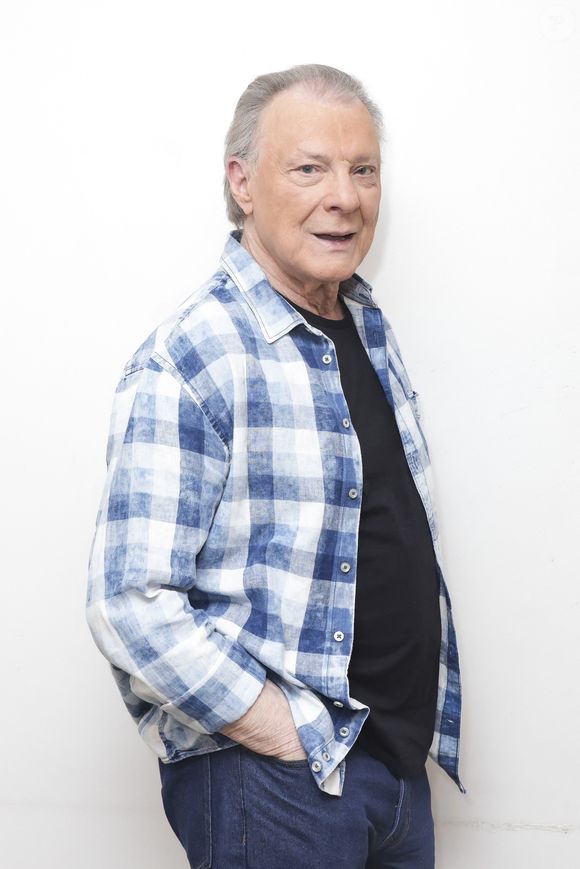 Exclusif - Herbert Léonard - Herbert Léonard pose en marge de sa venue à TPMP People, enregistrée le 17/03/2023, présentée par M.Delormeau et diffusée le 18/03/2023 - Paris le 18/03/2023 - © Jack Tribeca / Bestimage