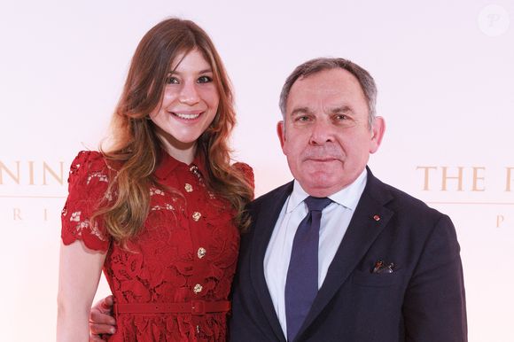 Les personnalités sont passées inaperçues au milieu des invités de cette soirée exceptionnelle.


Clara-Bella Szpiner et Francis Szpiner assistent à un photocall pour le Gala d'Hiver du Peninsula Paris, avec un cocktail dînatoire orchestré par le Chef Exécutif David Bizet et le Chef Pâtissier Anne Coruble à l'hôtel Peninsula à Paris, France, le 27 novembre 2025. Photo par David Boyer/ABACAPRESS.COM