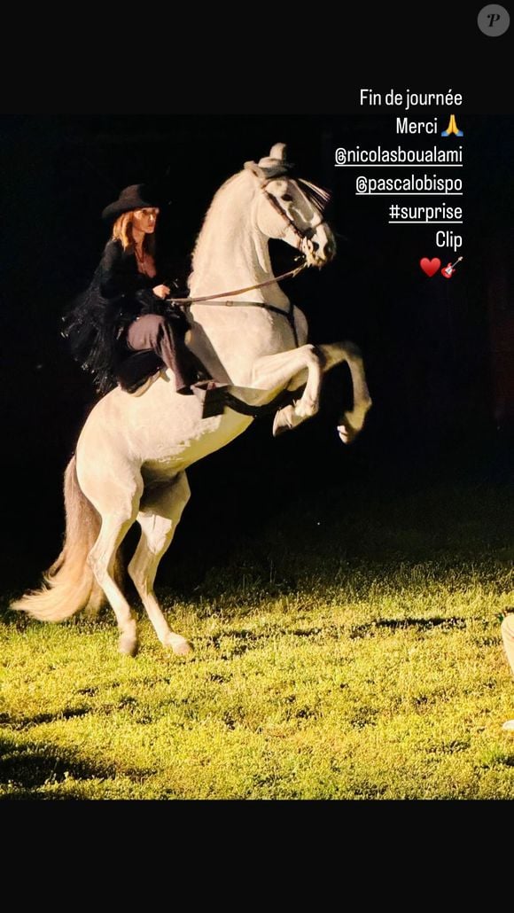 Laura Smet s'est montrée chevauchant un cheval blanc dans la nuit

Laura Smet tourne un clip avec Pascal Obispo. Instagram, le 2 mai 2025.