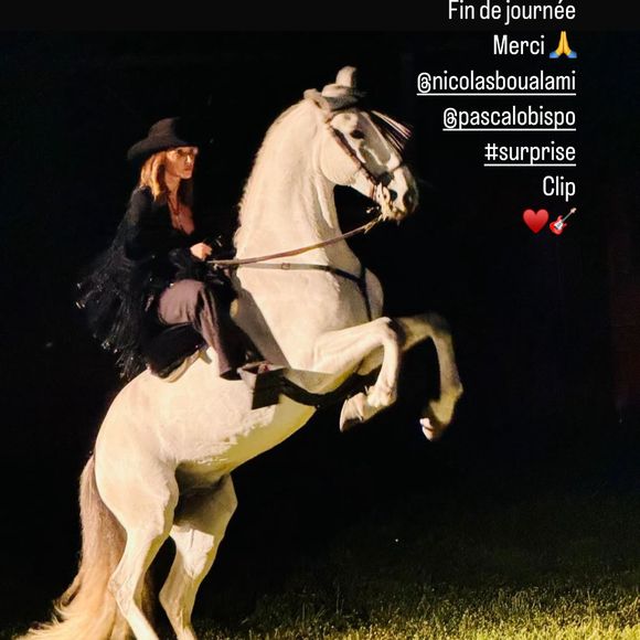 Laura Smet s'est montrée chevauchant un cheval blanc dans la nuit

Laura Smet tourne un clip avec Pascal Obispo. Instagram, le 2 mai 2025.
