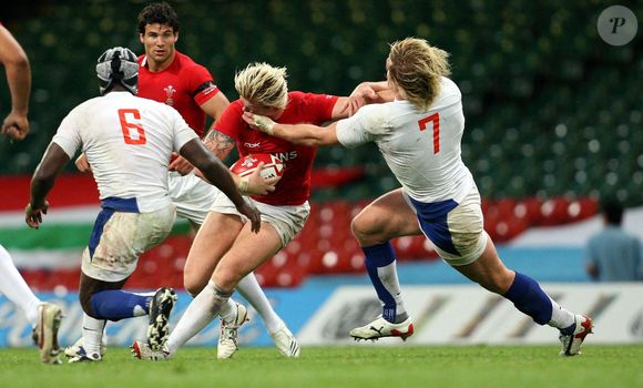 Et de préciser qu'il y a bien plus de rugbymen dans cette situation qu'on ne le pense :  "Le neurologue qui m’a suivi m’a dit que 70 % des joueurs professionnels avaient subi des dommages au cerveau."

L'équipe du Pays de Galles, Alix Popham, tient tête à l'équipe de France, Rémy Martin, lors du match des Invesco Perpetual Summer Series, Pays de Galles contre France, au Millennium Stadium de Cardiff, Royaume-Uni, le 26 août 2007. La France s'est imposée 34-7. Photo by David Jones/PA/Cameleon/ABACAPRESS.COM